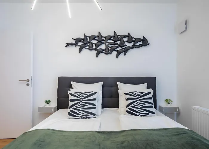 - Luxy - Garage Apartment